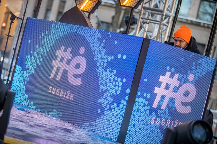 
Kaune atidengta lietuvių kalbos unikalumą simbolizuojanti skulptūra „Taškas“                