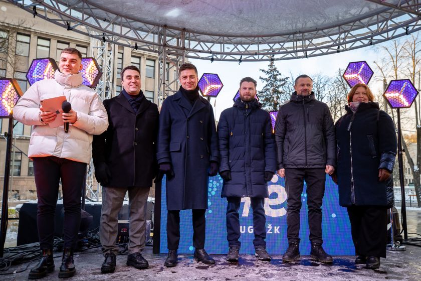 
Kaune atidengta lietuvių kalbos unikalumą simbolizuojanti skulptūra „Taškas“                