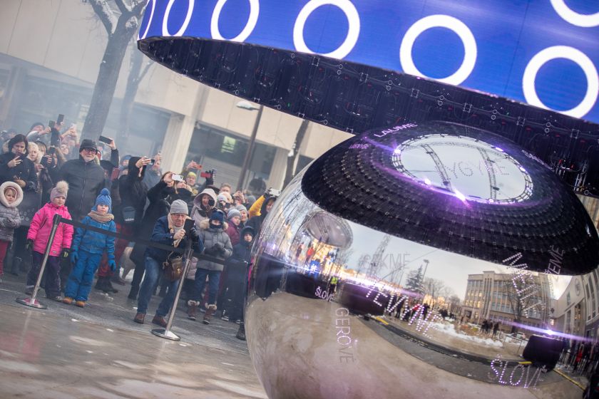 
Kaune atidengta lietuvių kalbos unikalumą simbolizuojanti skulptūra „Taškas“                