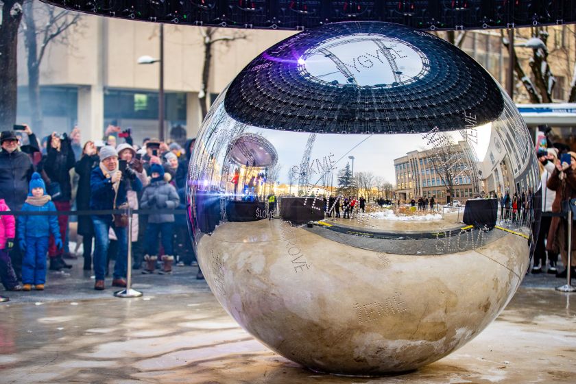 
Kaune atidengta lietuvių kalbos unikalumą simbolizuojanti skulptūra „Taškas“                