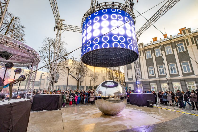 
Kaune atidengta lietuvių kalbos unikalumą simbolizuojanti skulptūra „Taškas“                