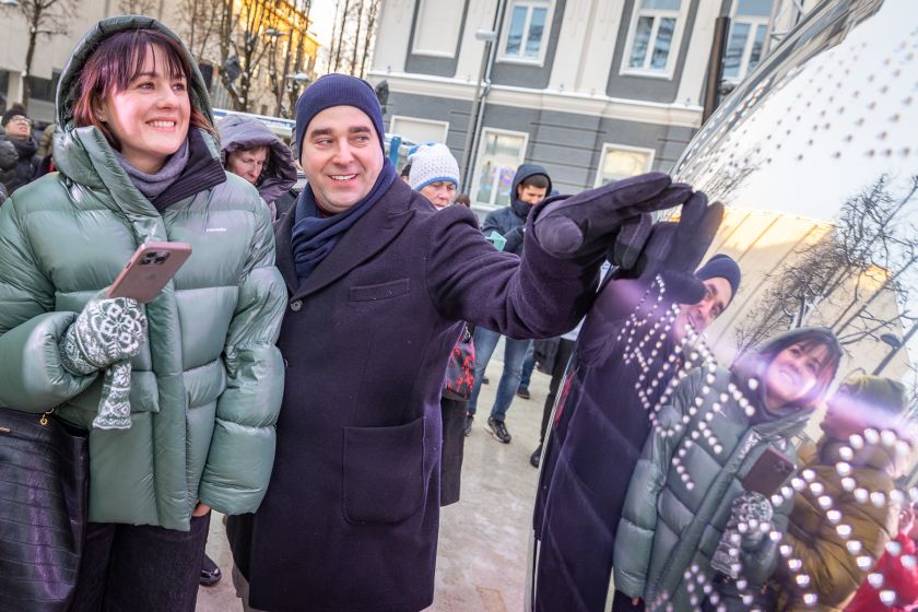 
Kaune atidengta lietuvių kalbos unikalumą simbolizuojanti skulptūra „Taškas“                