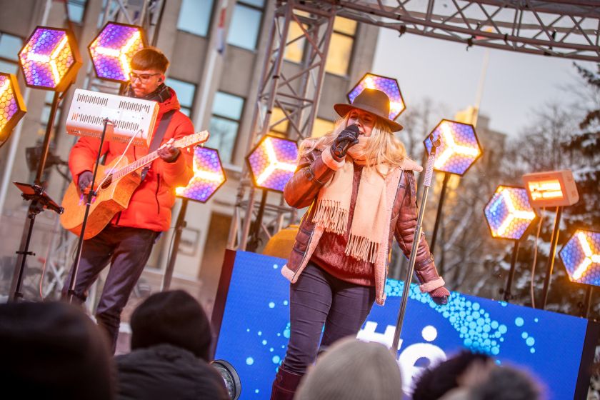 
Kaune atidengta lietuvių kalbos unikalumą simbolizuojanti skulptūra „Taškas“                