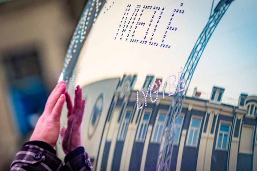 
Kaune atidengta lietuvių kalbos unikalumą simbolizuojanti skulptūra „Taškas“                