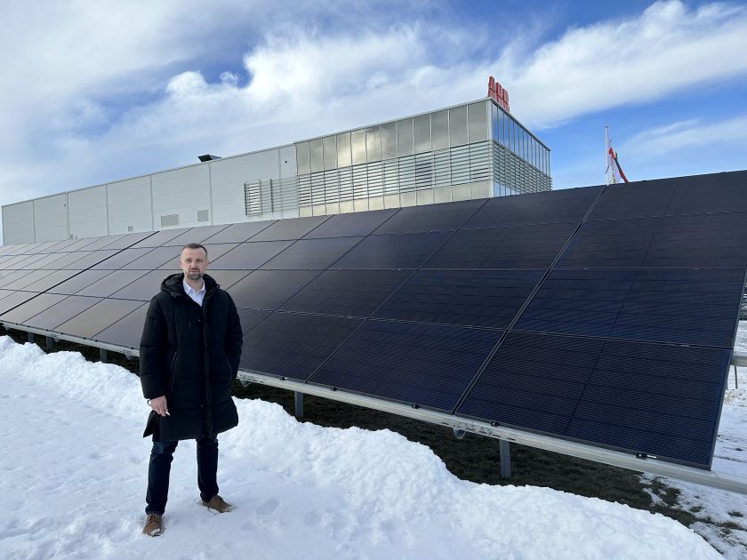 
ABB pastato teritorijoje pradėjo veikti nauja saulės elektrinė ir papildomos elektromobilių įkrovimo stotelės                