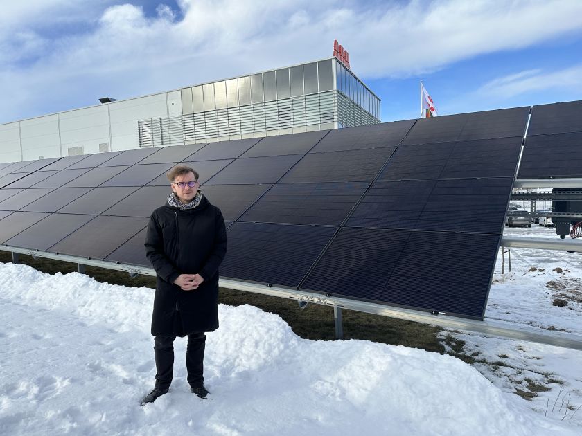 
ABB pastato teritorijoje pradėjo veikti nauja saulės elektrinė ir papildomos elektromobilių įkrovimo stotelės                