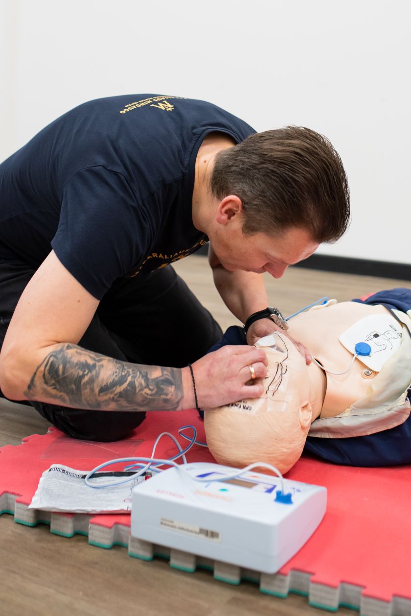 
Tai mokėti privaloma kiekvienam: pradinio gaivinimo atlikimas suaugusiajam, vaikui ir kūdikiui (video)                