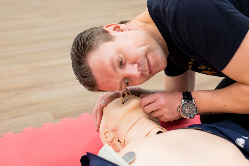 
Tai mokėti privaloma kiekvienam: pradinio gaivinimo atlikimas suaugusiajam, vaikui ir kūdikiui (video)                