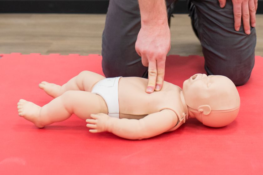 
Tai mokėti privaloma kiekvienam: pradinio gaivinimo atlikimas suaugusiajam, vaikui ir kūdikiui (video)                