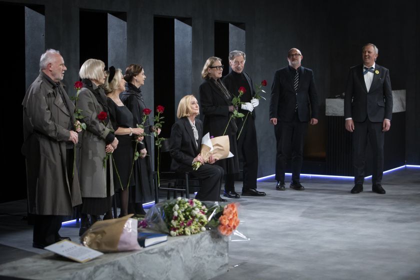 Aktorę Jūratę Onaitytę po spektaklio „Kai mes būsim jauni“ pasveikino Lietuvos prezidentas ir pirmoji ponia