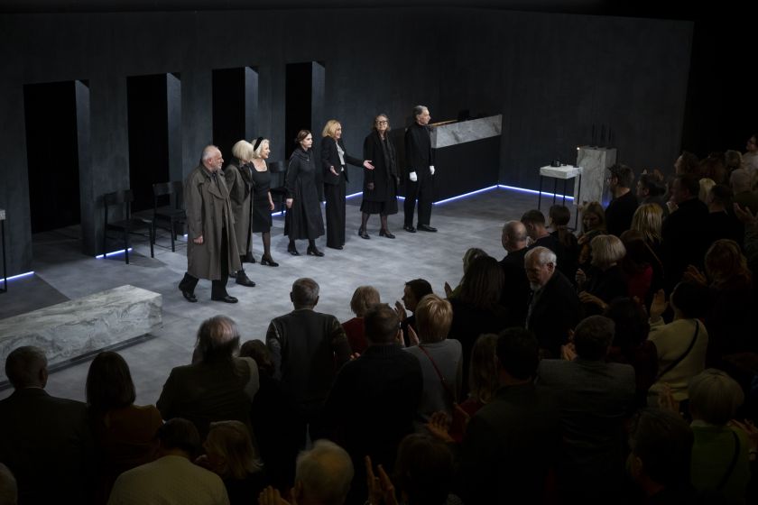 Aktorę Jūratę Onaitytę po spektaklio „Kai mes būsim jauni“ pasveikino Lietuvos prezidentas ir pirmoji ponia