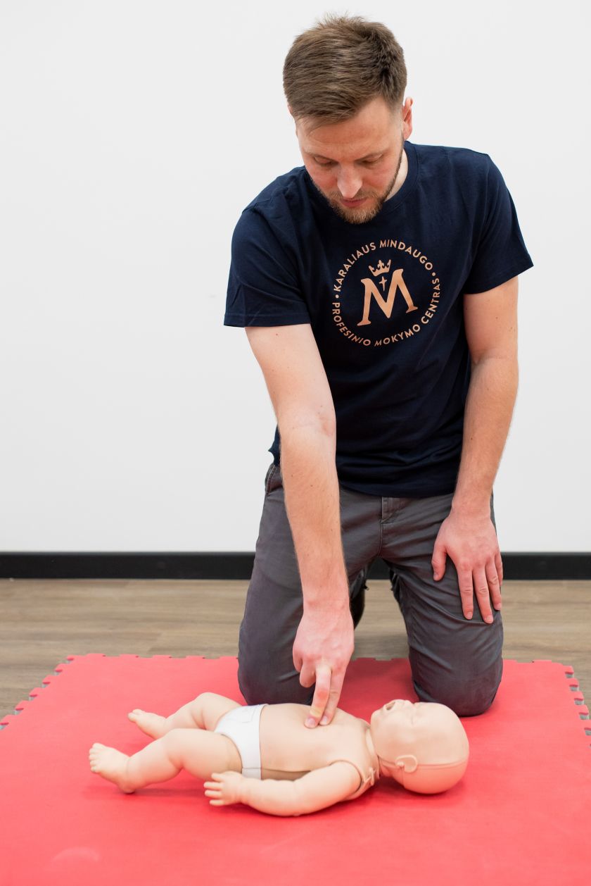 
Tai mokėti privaloma kiekvienam: pradinio gaivinimo atlikimas suaugusiajam, vaikui ir kūdikiui (video)                