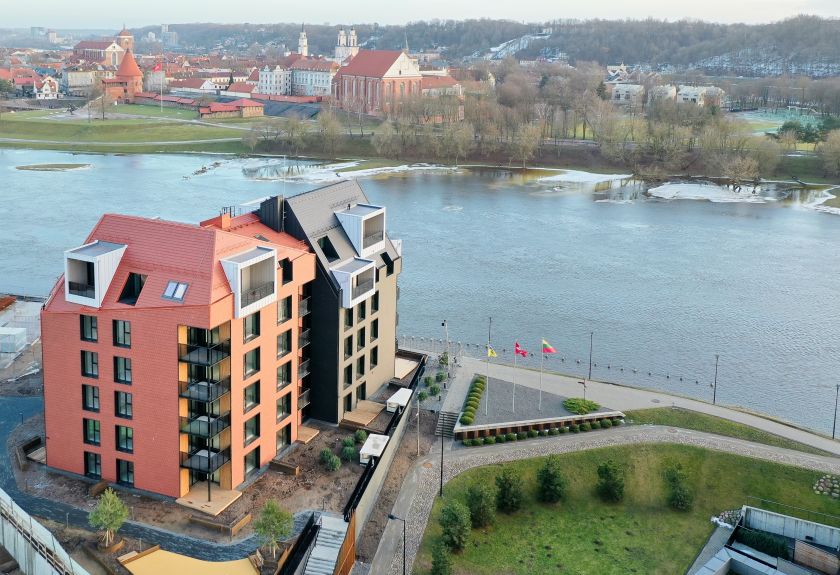 
Kaune iškilo įspūdingas daugiabutis su vaizdu į pilį – butai jau graibstomi                