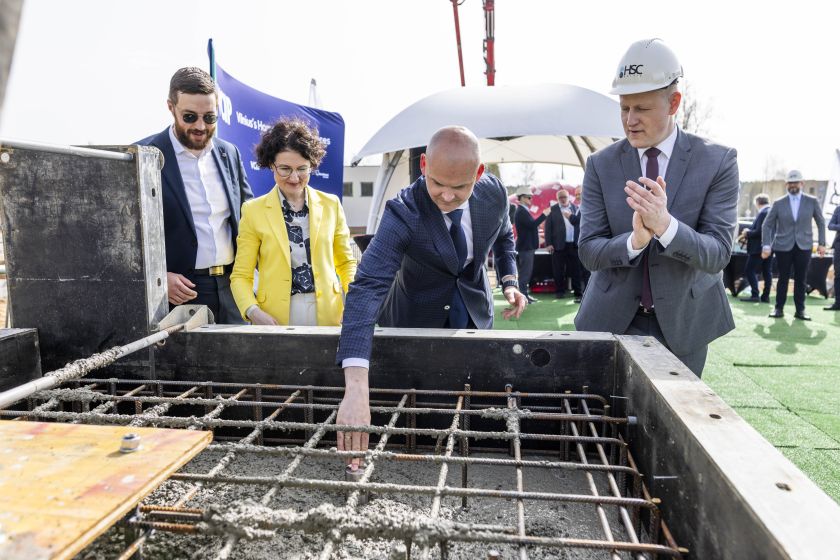 VILNIAUS MIESTO INOVACIJŲ PRAMONĖS PARKE ĮSIBĖGĖJA TECHNOLOGIJŲ VYSTYMO CENTRO STATYBOS – ĮKASTA SIMBOLINĖ LAIKO KAPSULĖ