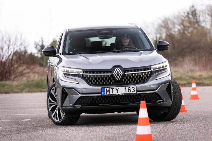 
Ekspertės patarimas naujokėms: slalome svarbiausia – ne „padangų cypinimas“                