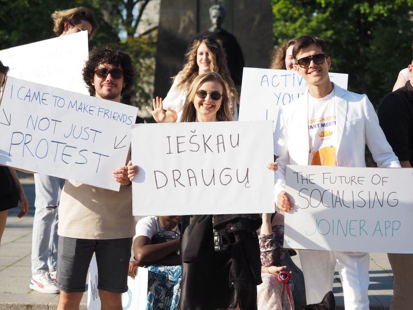 Vilniuje įvyko protestas prieš neigiamą technologijų įtaką ir vienišumą