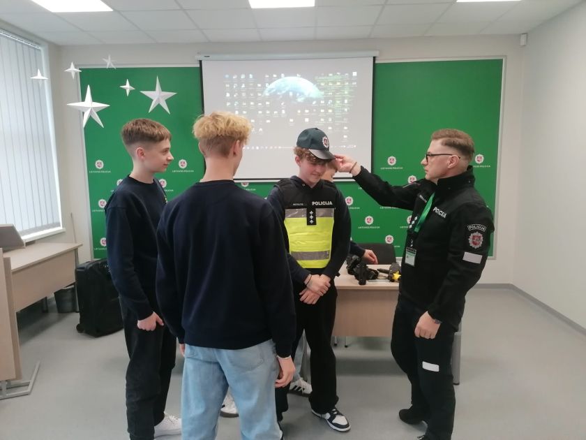 
Nacionalinė profesinio veiklinimo iniciatyva „Šok į tėvų klumpes 2024“ įsibėgėjo                