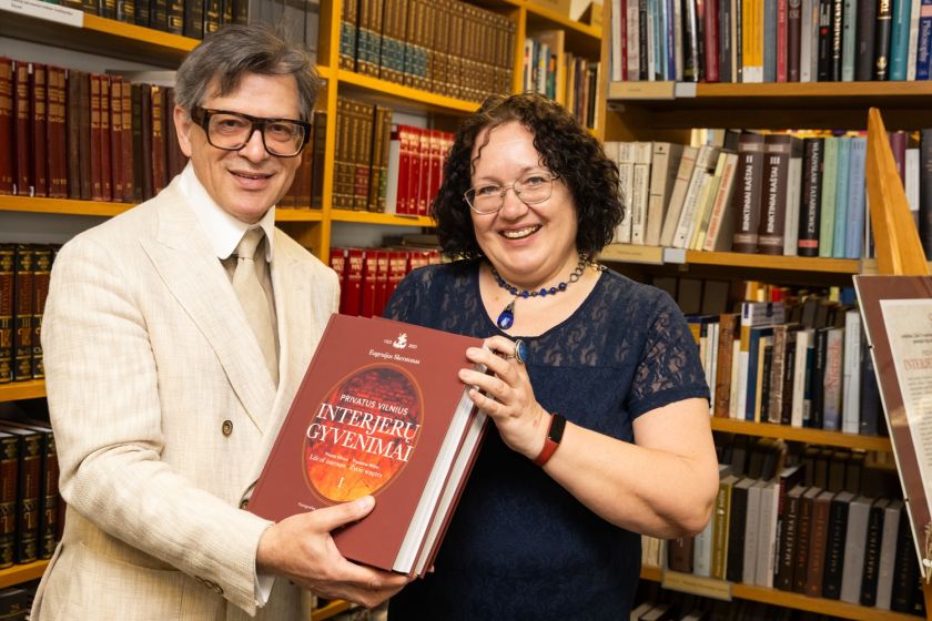 Vilniaus 700-ajam gimtadieniui dedikuotas trijų tomų albumas „Privatus Vilnius. Interjerų gyvenimai“ dovanojamas Lietuvos bibliotekoms