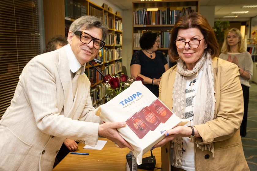 Vilniaus 700-ajam gimtadieniui dedikuotas trijų tomų albumas „Privatus Vilnius. Interjerų gyvenimai“ dovanojamas Lietuvos bibliotekoms