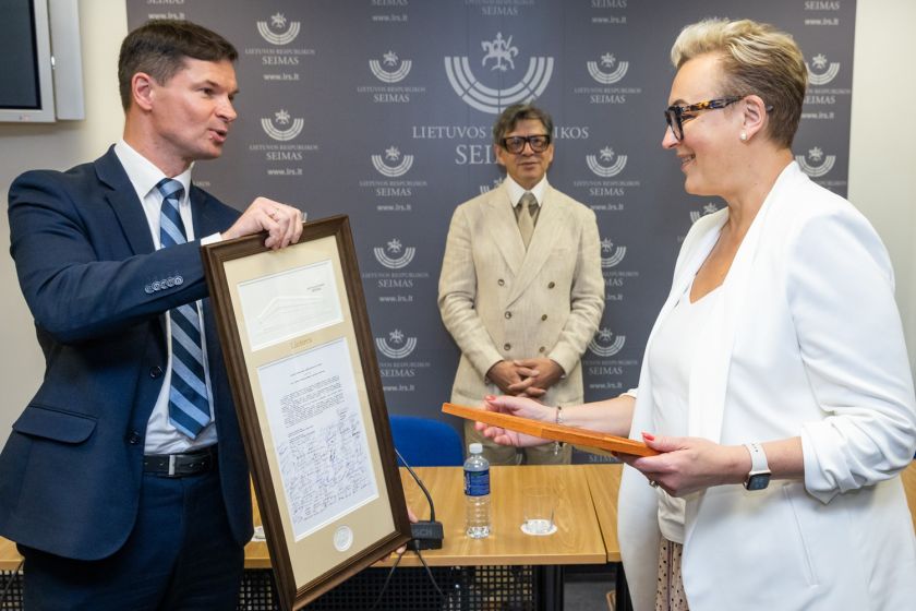 Vilniaus 700-ajam gimtadieniui dedikuotas trijų tomų albumas „Privatus Vilnius. Interjerų gyvenimai“ dovanojamas Lietuvos bibliotekoms
