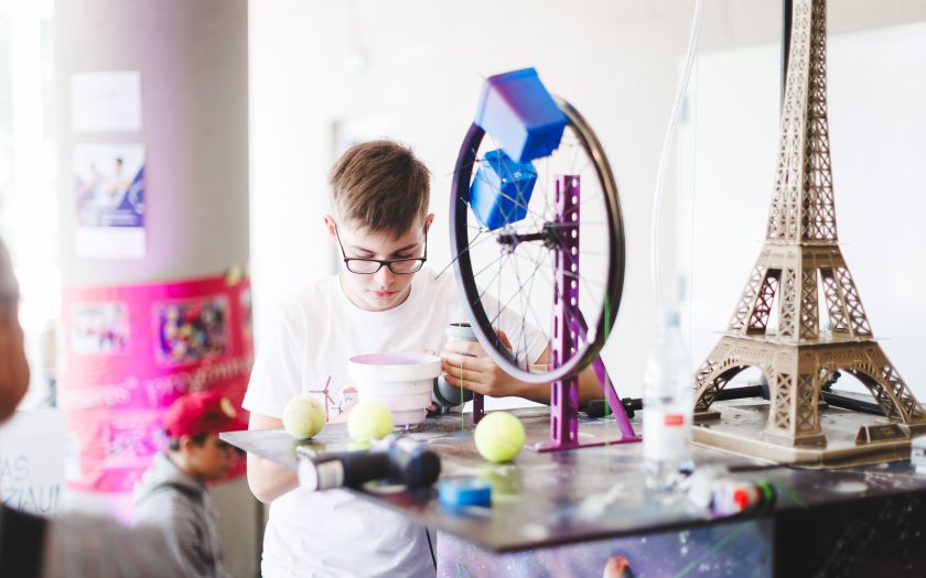 
Lietuvos jaunųjų inžinierių čempionate – mėsainius gaminantys robotai ir kvietimas mažinti aplinkos taršą                