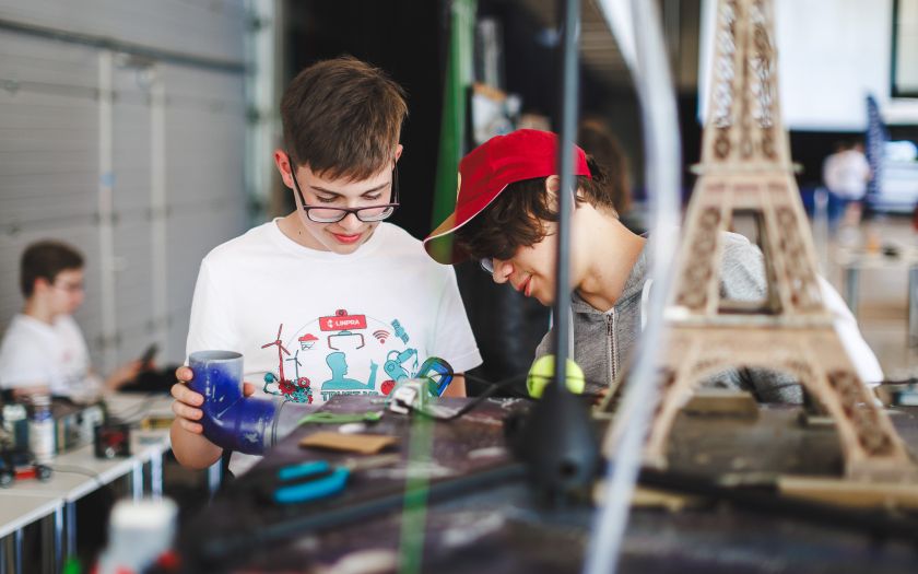 
Lietuvos jaunųjų inžinierių čempionate – mėsainius gaminantys robotai ir kvietimas mažinti aplinkos taršą                