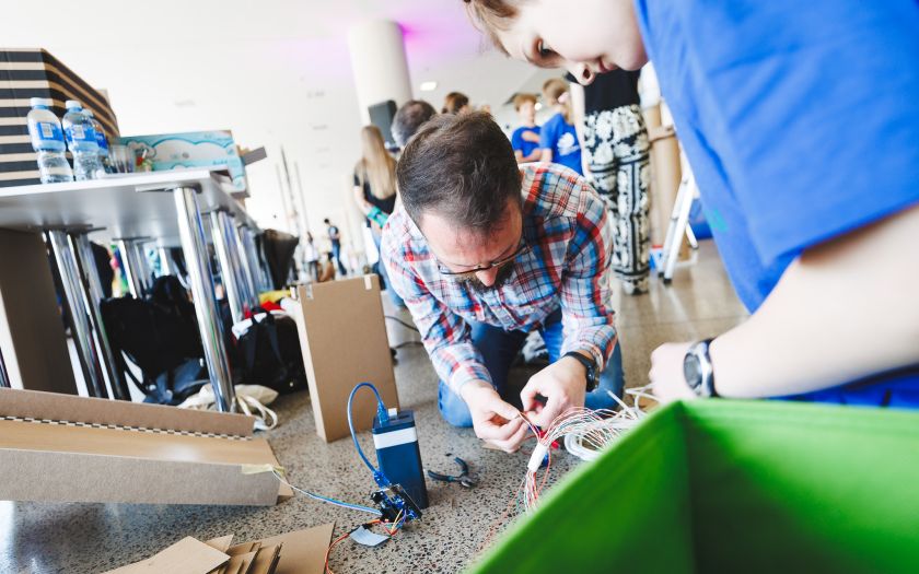 
Lietuvos jaunųjų inžinierių čempionate – mėsainius gaminantys robotai ir kvietimas mažinti aplinkos taršą                