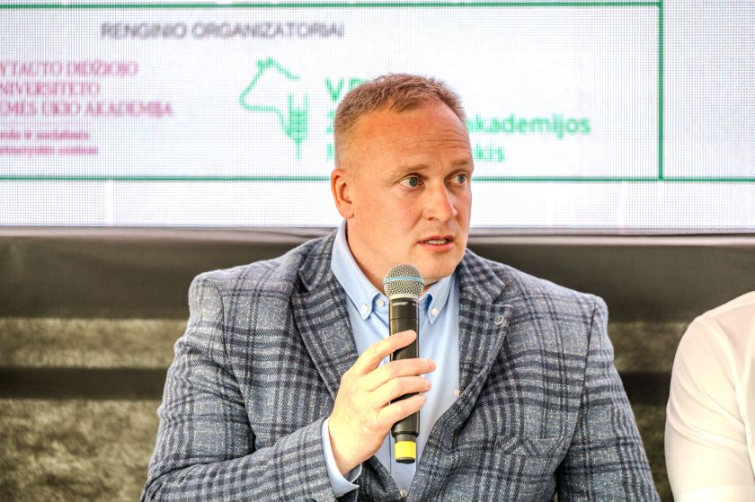 
VDU ŽŪA Mokomajame ūkyje praūžusiose „Agro dūzgėse“ – apie žolynų ir tvaraus ūkininkavimo svarbą                