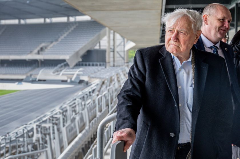 
Valdas Adamkus išpildė seną troškimą: jaunystės rekordus prisiminė viešėdamas Kauno stadione                