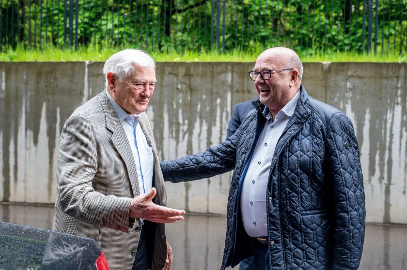 
Valdas Adamkus išpildė seną troškimą: jaunystės rekordus prisiminė viešėdamas Kauno stadione                