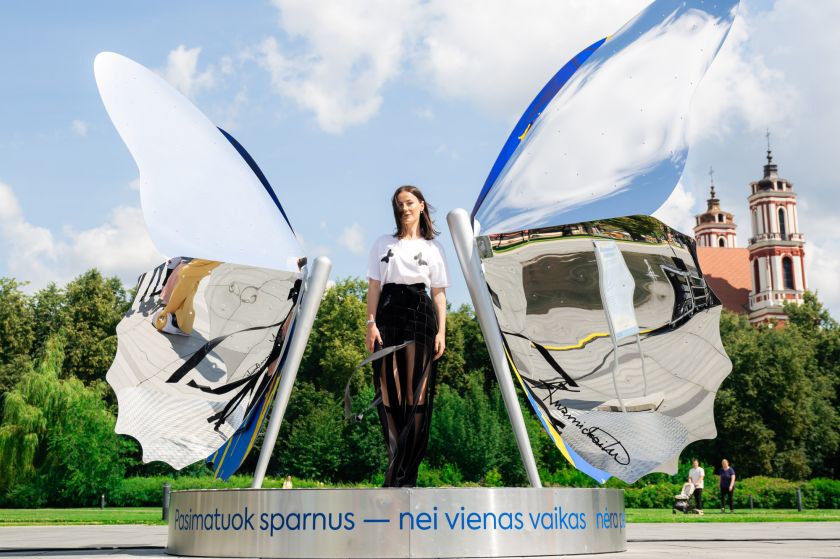 
Lietuvoje prasidėjo Vaikų globos savaitė: Vilniuje pristatyti A. Kuzmickaitės sukurti 3,5 m aukščio sparnai                