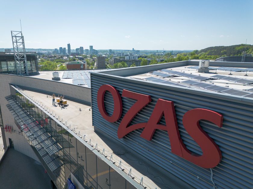 Verslo pastangos dėl klimato: ant prekybos centro įrengė elektrinę ir įkurdino bites