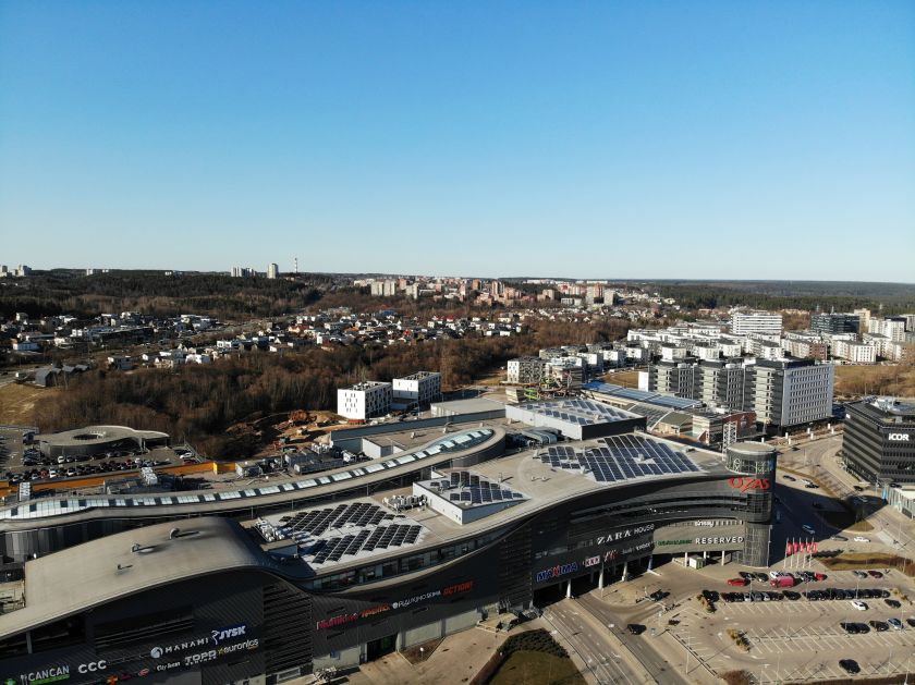 Verslo pastangos dėl klimato: ant prekybos centro įrengė elektrinę ir įkurdino bites