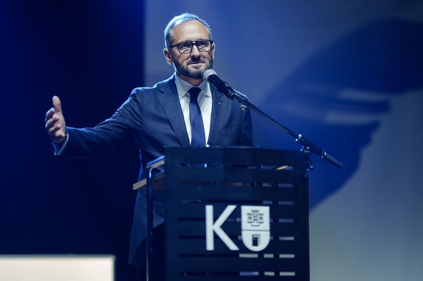 
KU absolventams įteikti diplomai: linkėta tobulėti, siekti svajonių ir naudotis mokslo galia                