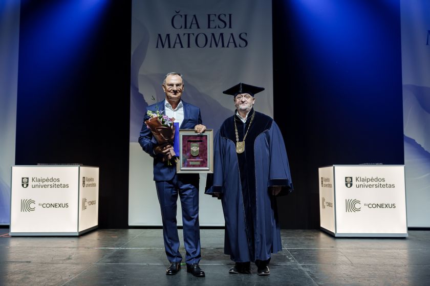 
KU absolventams įteikti diplomai: linkėta tobulėti, siekti svajonių ir naudotis mokslo galia                