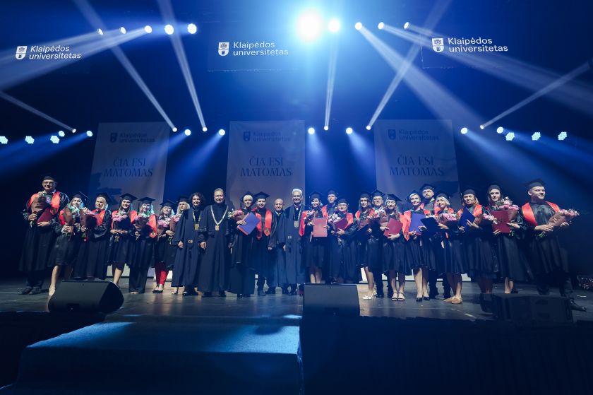 
KU absolventams įteikti diplomai: linkėta tobulėti, siekti svajonių ir naudotis mokslo galia                