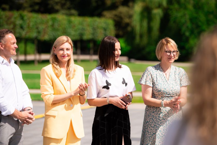 
Lietuvoje prasidėjo Vaikų globos savaitė: Vilniuje pristatyti A. Kuzmickaitės sukurti 3,5 m aukščio sparnai                