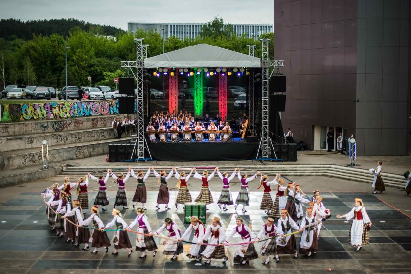 
70 metį švenčianti „Ugnelė“ kviečia į jubiliejinį koncertą AUKSO RAŠTAI                