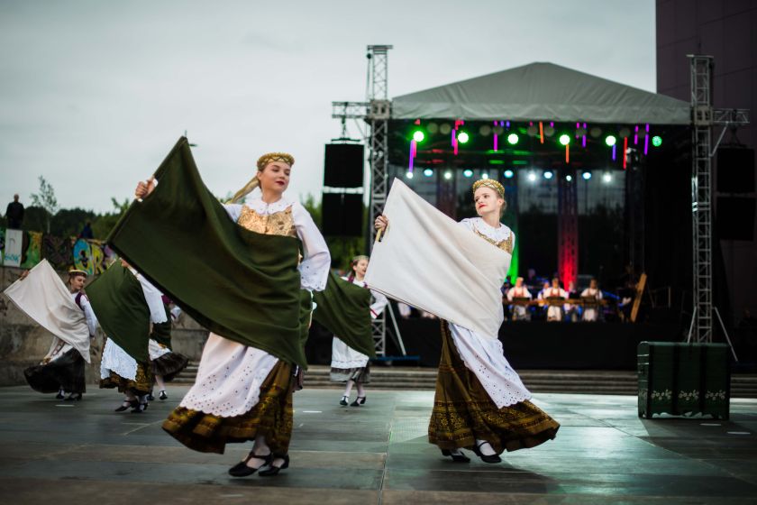 
70 metį švenčianti „Ugnelė“ kviečia į jubiliejinį koncertą AUKSO RAŠTAI                