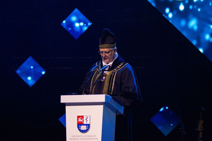 LSMU absolventams įteikti diplomai: išsipildžiusios studentų svajonės ir pasaulinio lygio pripažinimas