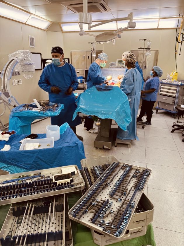 Santaros klinikų vaikų ortopedas traumatologas dr. Giedrius Bernotavičius apie savanorystę Etiopijoje: neįtikėtinų stuburo deformacijų operacijos, jų laukianti virš 1000 pacientų eilė ir neįprastas vardas „doctor G“