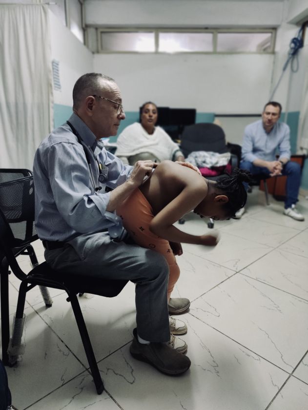 Santaros klinikų vaikų ortopedas traumatologas dr. Giedrius Bernotavičius apie savanorystę Etiopijoje: neįtikėtinų stuburo deformacijų operacijos, jų laukianti virš 1000 pacientų eilė ir neįprastas vardas „doctor G“