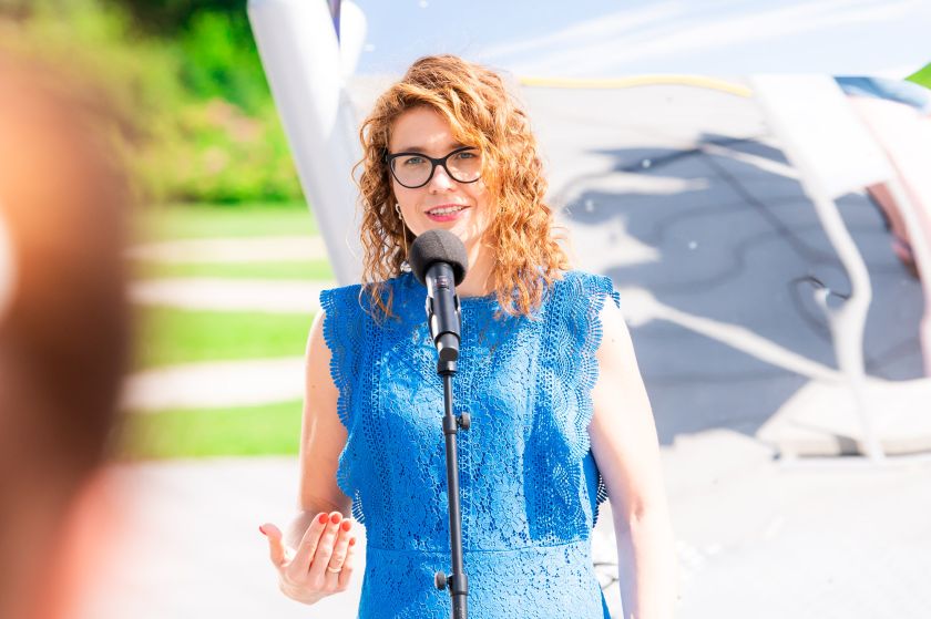 
Lietuvoje prasidėjo Vaikų globos savaitė: Vilniuje pristatyti A. Kuzmickaitės sukurti 3,5 m aukščio sparnai                