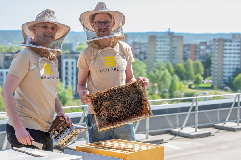 Verslo pastangos dėl klimato: ant prekybos centro įrengė elektrinę ir įkurdino bites