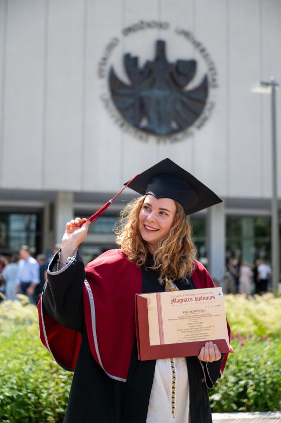 
Vytauto Didžiojo universiteto absolventams įteikiami diplomai                