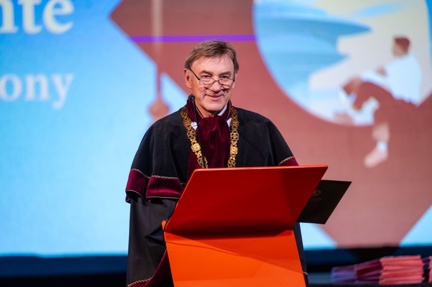 
Vytauto Didžiojo universiteto absolventams įteikiami diplomai                