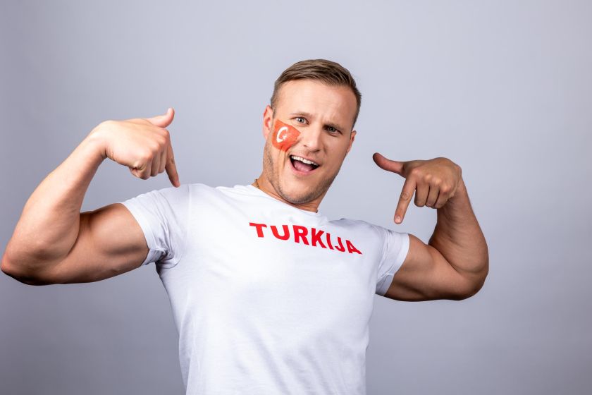 
Futbolo čempionato karštinė pasiekė aukščiausią tašką: „Volfas Engelman“ bravore prieš objektyvą stojo didžiausi sirgaliai                