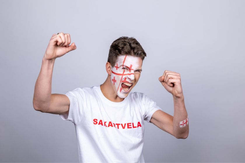 
Futbolo čempionato karštinė pasiekė aukščiausią tašką: „Volfas Engelman“ bravore prieš objektyvą stojo didžiausi sirgaliai                