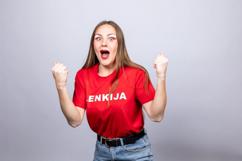 
Futbolo čempionato karštinė pasiekė aukščiausią tašką: „Volfas Engelman“ bravore prieš objektyvą stojo didžiausi sirgaliai                