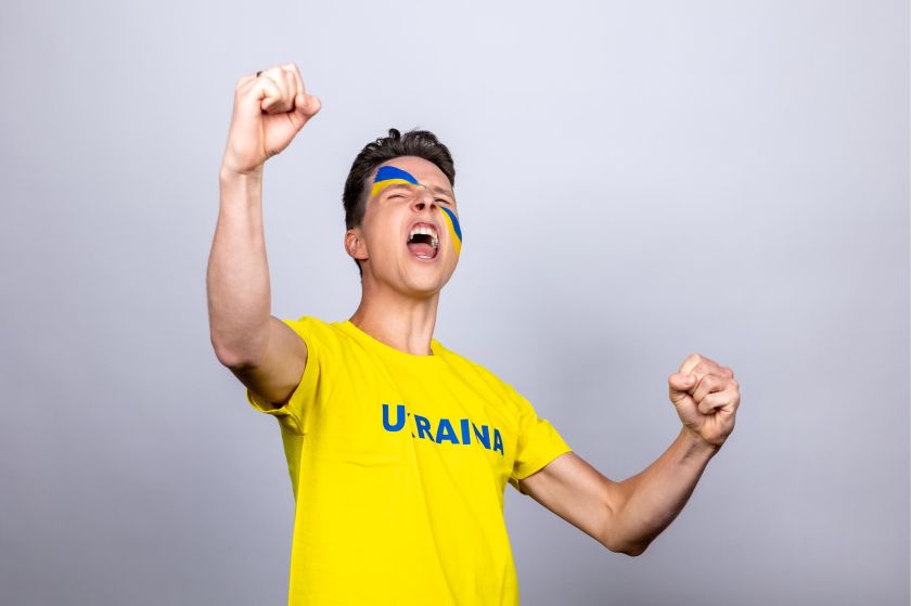 
Futbolo čempionato karštinė pasiekė aukščiausią tašką: „Volfas Engelman“ bravore prieš objektyvą stojo didžiausi sirgaliai                